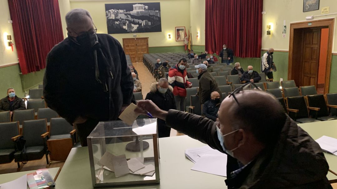 Votación en la comunidad de regantes del Canal Bajo del Bierzo Votación en la comunidad de regantes del Canal Bajo del Bierzo
