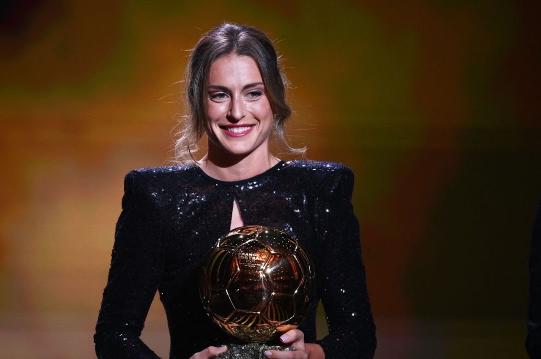 Alexia Putellas, con el Balón de Oro. Alexia Putellas, con el Balón de Oro.