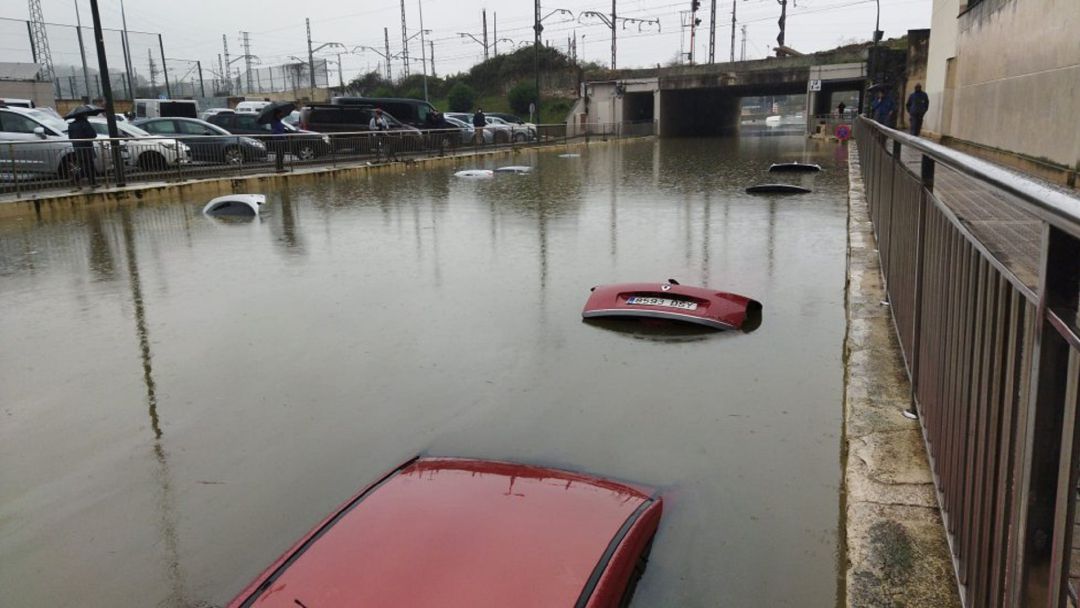 Las fuertes lluvias han provocado inundaciones en locales y lonjas y han cubierto decenas de coches Las fuertes lluvias han provocado inundaciones en locales y lonjas y han cubierto decenas de coches