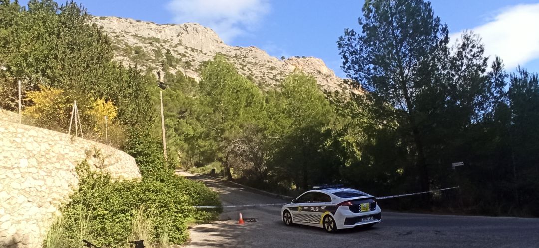 Camí de l'Algar de acceso a las casas cortado por la Policía Local Camí de l'Algar de acceso a las casas cortado por la Policía Local