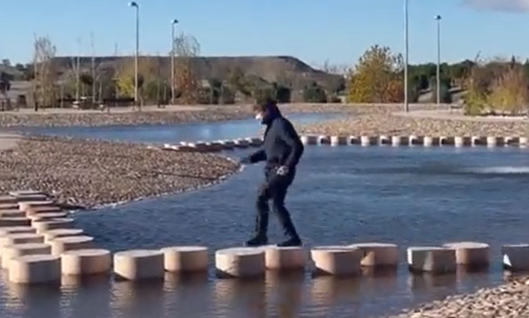 El alcalde de Madrid sortea el agua en un vídeo filmado durante la inauguración del Parque de La Gavia El alcalde de Madrid sortea el agua en un vídeo filmado durante la inauguración del Parque de La Gavia