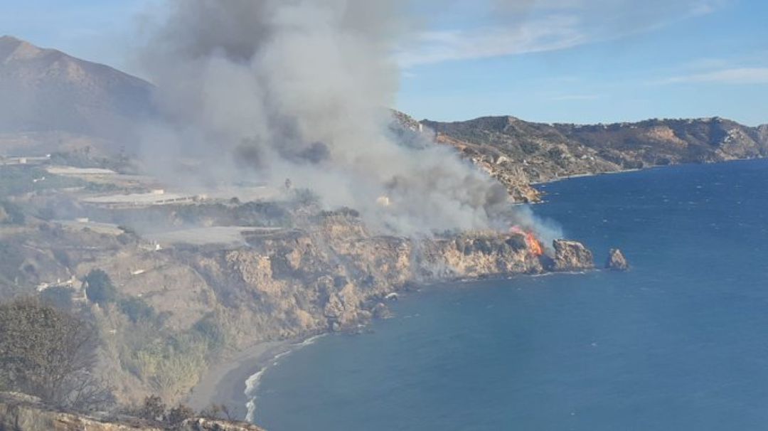 Imagen aérea del incendio en los acantilados de Maro (Nerja) Imagen aérea del incendio en los acantilados de Maro (Nerja)