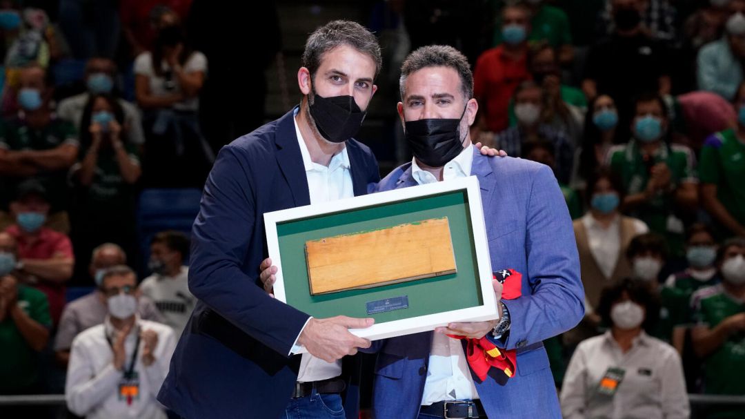 Berni y Cabezas, en el acto de la retirada de la camiseta del base Berni y Cabezas, en el acto de la retirada de la camiseta del base