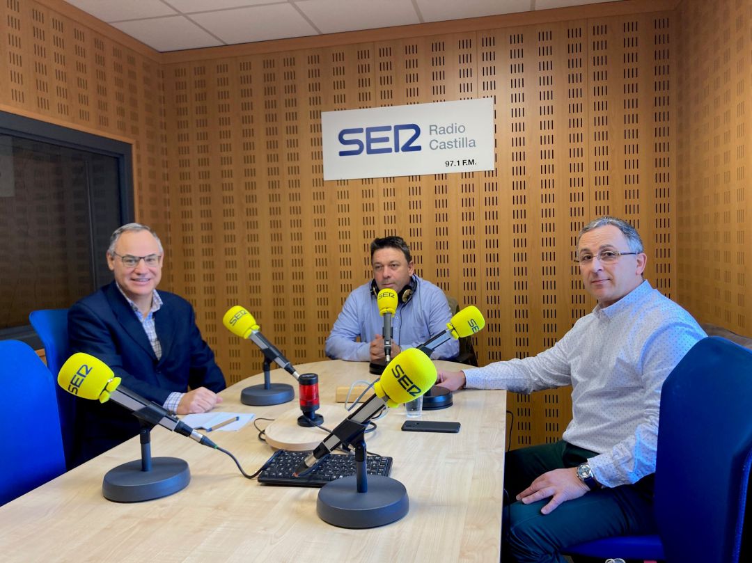Íñigo Llarena (FAE), Pablo Dionisio Fraile(UGT) y Juan Núñez Aragón (CCOO), en los estudios de Radio Castilla Íñigo Llarena (FAE), Pablo Dionisio Fraile(UGT) y Juan Núñez Aragón (CCOO), en los estudios de Radio Castilla