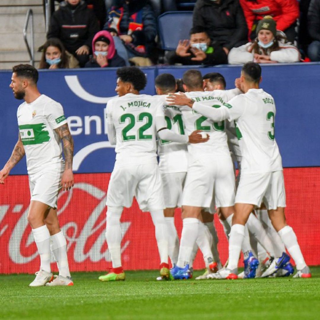 Los jugadores del Elche celebran el gol del capitán Fidel Chaves Los jugadores del Elche celebran el gol del capitán Fidel Chaves