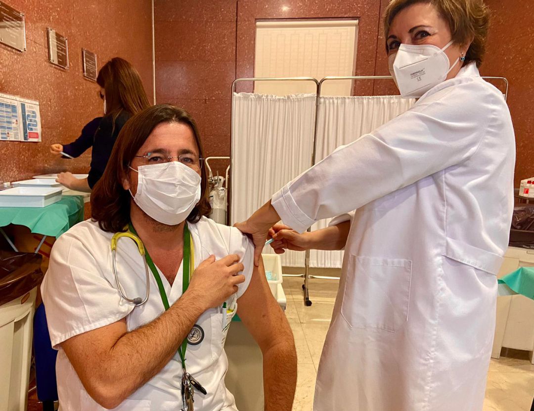 Tercera vacuna de refuerzo contra la covid al personal sanitario de Granada Tercera vacuna de refuerzo contra la covid al personal sanitario de Granada