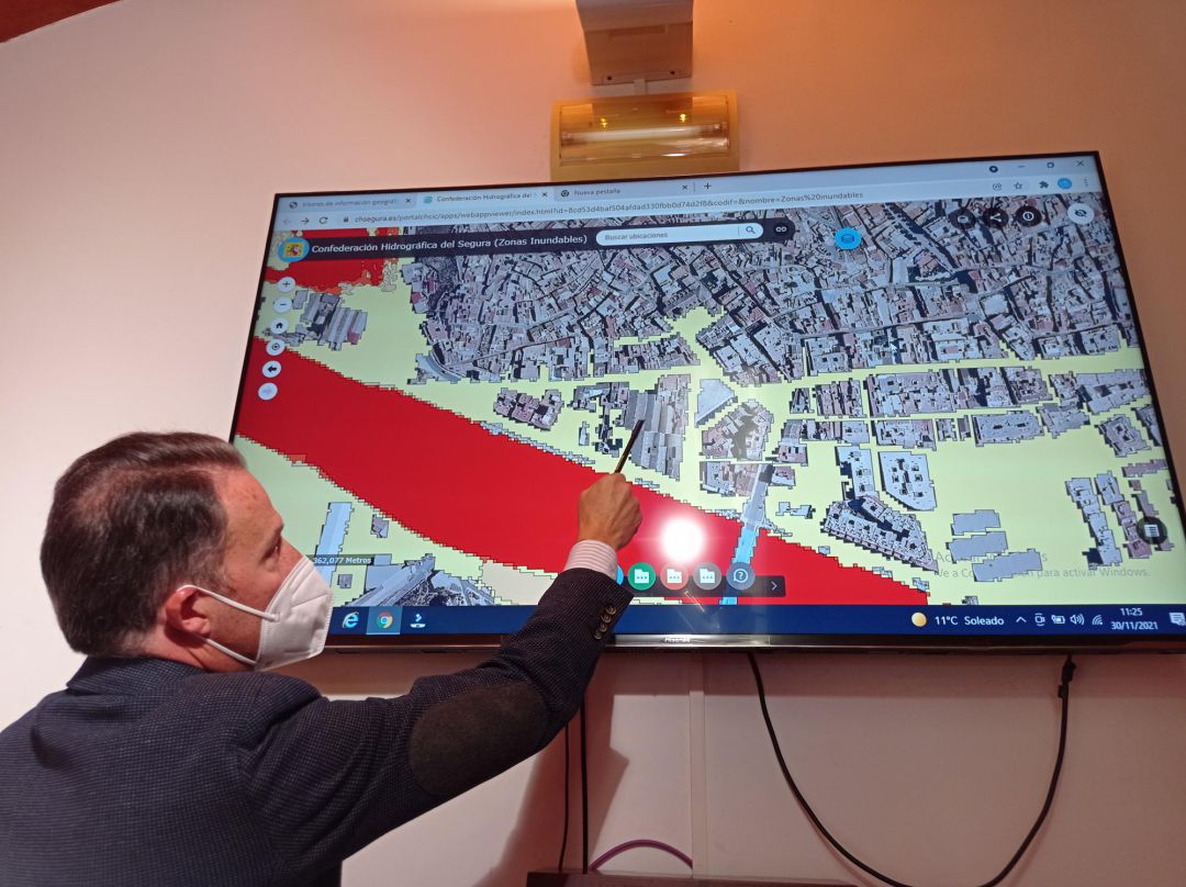 Fulgencio Gil, presidente del PP en Lorca ha mostrado el mapa de la web de CHS que parece ser que indica que para períodos de retorno de 50 años en adelante el solar del consultorio no se inundaría Fulgencio Gil, presidente del PP en Lorca ha mostrado el mapa de la web de CHS que parece ser que indica que para períodos de retorno de 50 años en adelante el solar del consultorio no se inundaría