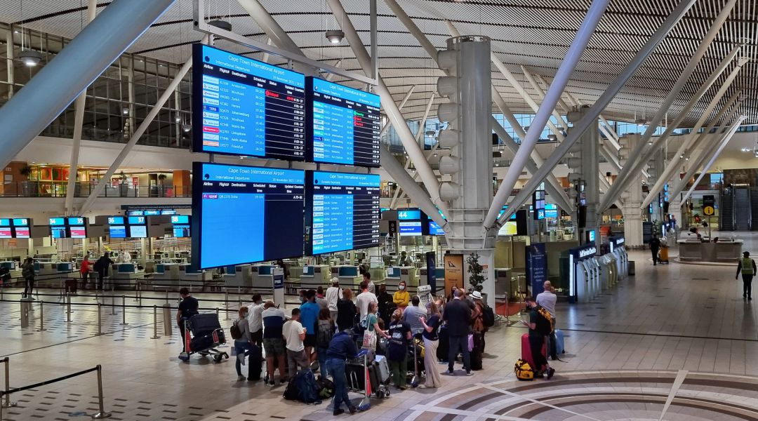 Pasajeros esperan en el aeropuerto de Ciudad del Cabo en Sudáfrica para tomar un vuelo a Ámsterdam, Países Bajos Pasajeros esperan en el aeropuerto de Ciudad del Cabo en Sudáfrica para tomar un vuelo a Ámsterdam, Países Bajos