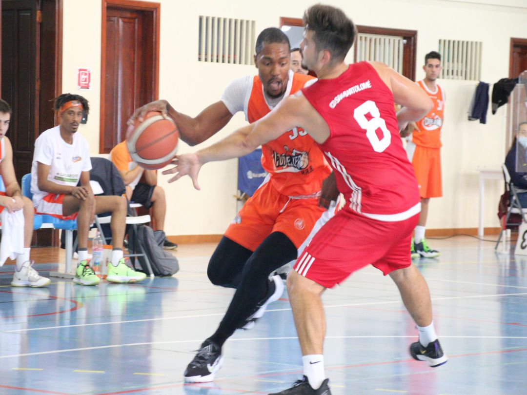 Una de las jugadas del partido. Una de las jugadas del partido.