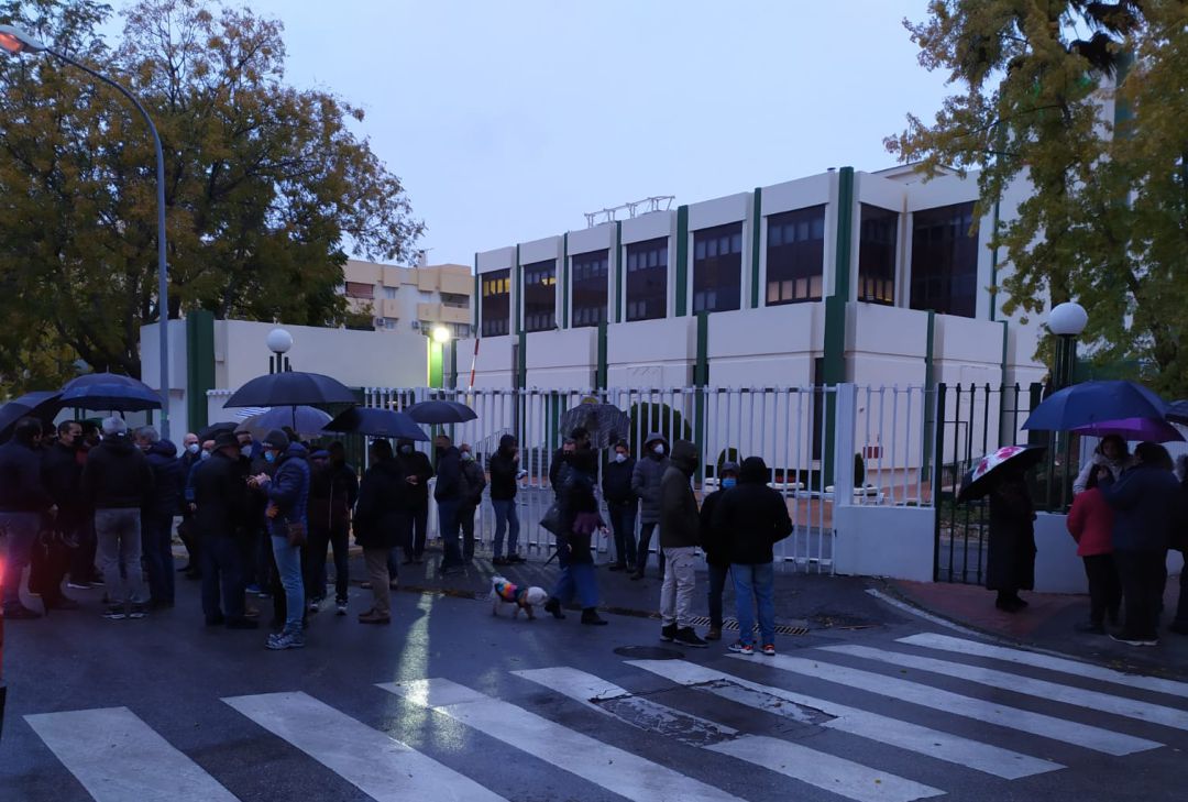 Los trabajadores del CPD han acudido a la puerta de su puesto de trabajo este jueves para mostrar su rechazo a la intención del banco Los trabajadores del CPD han acudido a la puerta de su puesto de trabajo este jueves para mostrar su rechazo a la intención del banco