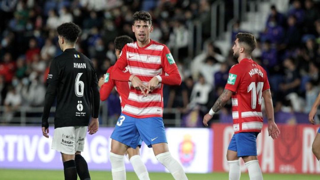 El Granada es el rival del Alavés. El Granada es el rival del Alavés.