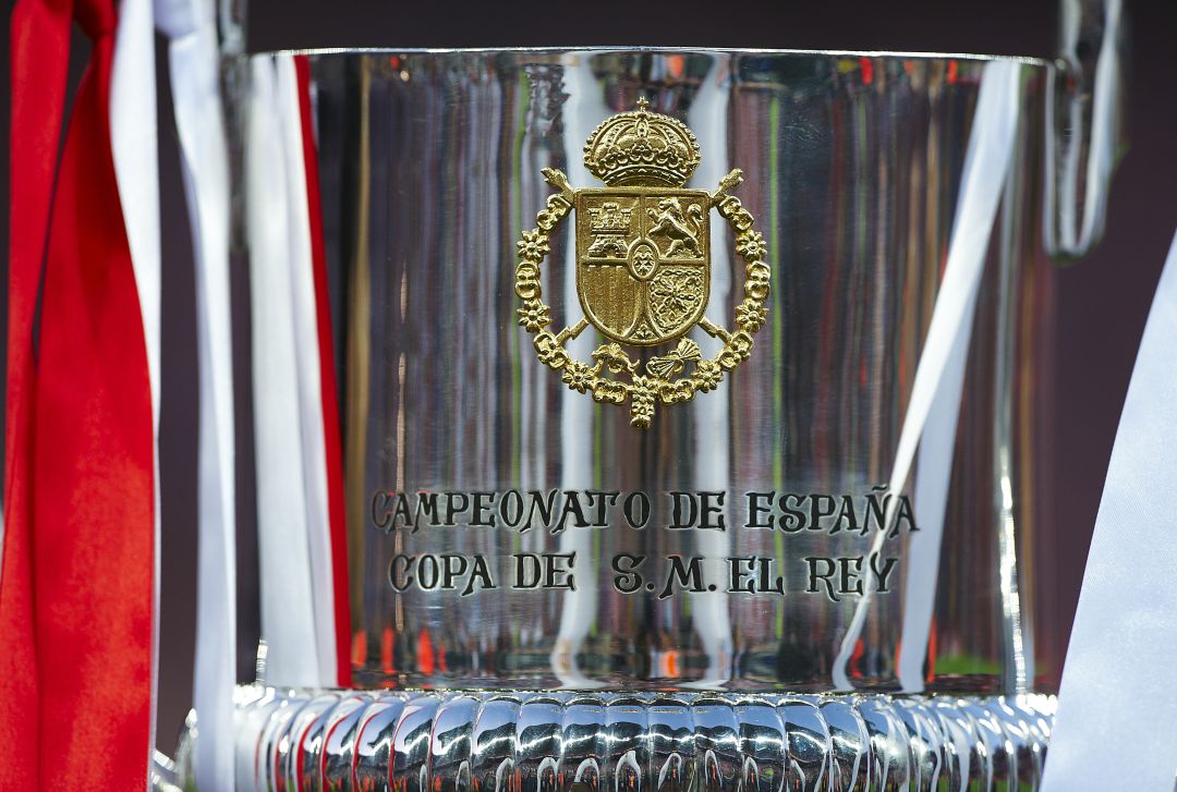 Primer plano del trofeo de la Copa del Rey Primer plano del trofeo de la Copa del Rey
