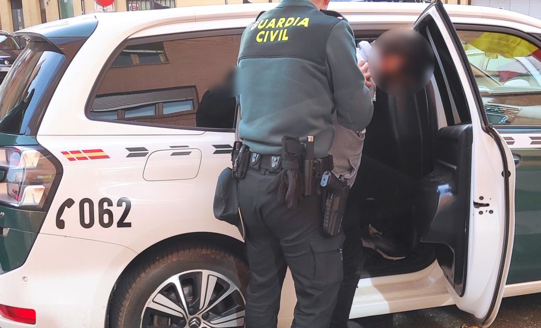 La Guardia Civil en el momento de la detención de uno de los presuentos autores La Guardia Civil en el momento de la detención de uno de los presuentos autores