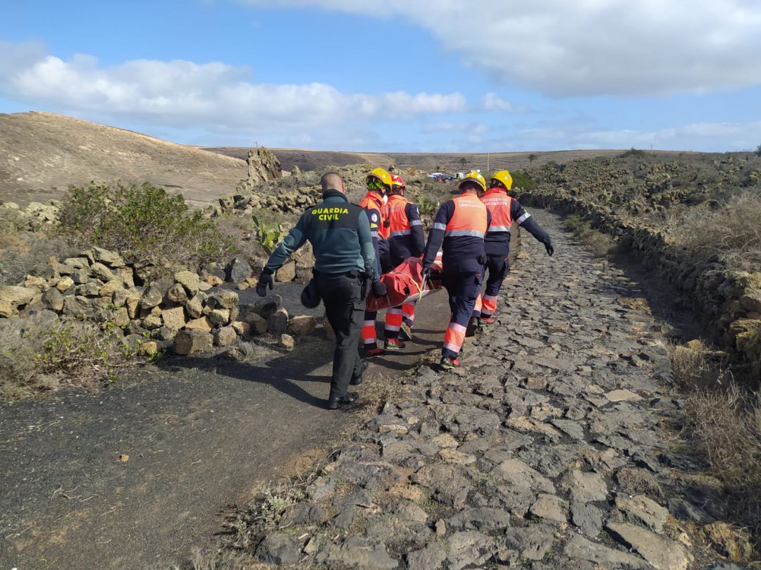 Intervención durante el traslado del cuerpo por parte de los bomberos de Lanzarote y La Guardia Civil. Intervención durante el traslado del cuerpo por parte de los bomberos de Lanzarote y La Guardia Civil.