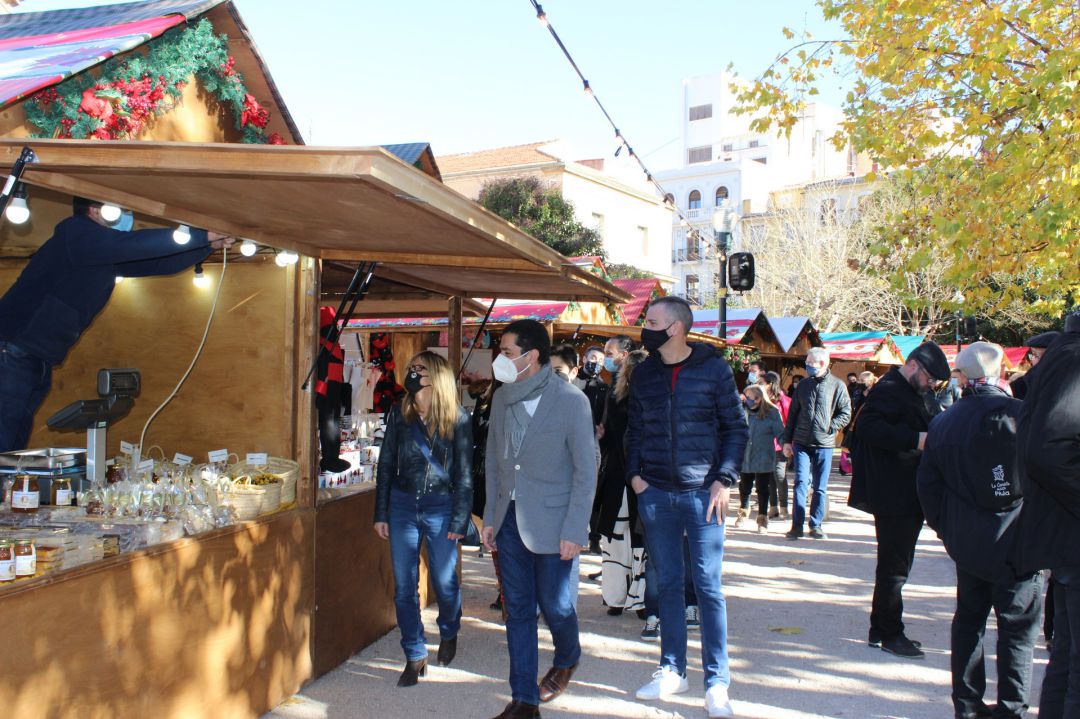 Antonio Frances, alcalde de Alcoy, ha inaugurado este mediodía el Mercat de Nadal acompañado por la edil de Comercio, Vanessa Moltó, y concejales de la Corporación Municipal. Antonio Frances, alcalde de Alcoy, ha inaugurado este mediodía el Mercat de Nadal acompañado por la edil de Comercio, Vanessa Moltó, y concejales de la Corporación Municipal.