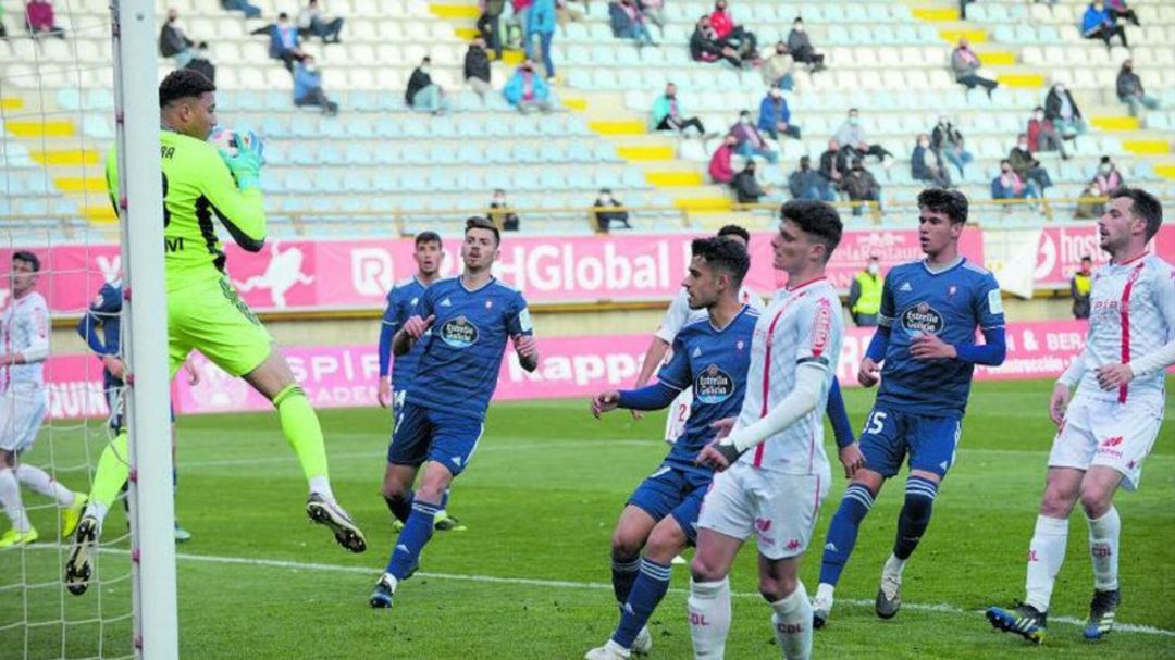 Solís, junto a Montes, en un lance del último Cultural-Celta B en el que fue gran protagonista Solís, junto a Montes, en un lance del último Cultural-Celta B en el que fue gran protagonista