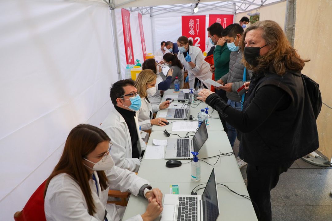 Sanitarios atendiendo a las personas que han acudido este fin de semana a uno de los puntos móviles para vacunarse sin cita en València Sanitarios atendiendo a las personas que han acudido este fin de semana a uno de los puntos móviles para vacunarse sin cita en València