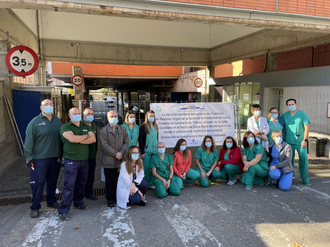 Profesionales del Hospital 'Virgen de la Salud' junto al cartel que anuncia su cierre definitivo Profesionales del Hospital 'Virgen de la Salud' junto al cartel que anuncia su cierre definitivo