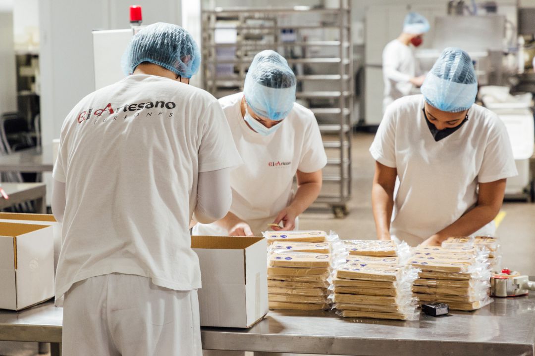 Varios trabajadores de 'El Artesano' empaquetan los turrones durante una visita guiada por las instalaciones de la fábrica de turrones. Varios trabajadores de 'El Artesano' empaquetan los turrones durante una visita guiada por las instalaciones de la fábrica de turrones.