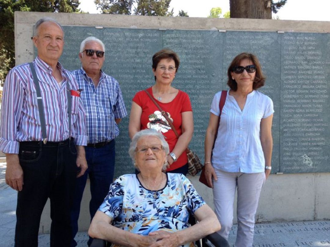 María Inés Raya con su familia junto a los Muros de la Memoria del Cementerio de La Salud en 2018 María Inés Raya con su familia junto a los Muros de la Memoria del Cementerio de La Salud en 2018