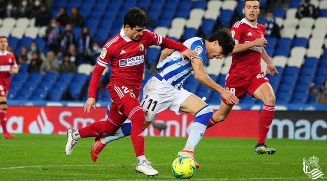 Lobete es derribado por Mato en un lance del partido contra el Burgos Lobete es derribado por Mato en un lance del partido contra el Burgos