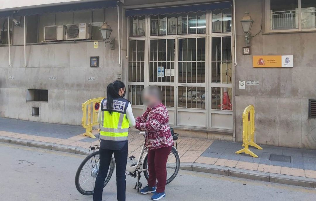 Momento de la entrega de la bicicleta a su propietaria Momento de la entrega de la bicicleta a su propietaria