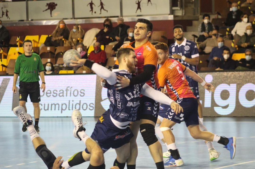 Virbauskas intenta un lanzamiento a portería Virbauskas intenta un lanzamiento a portería