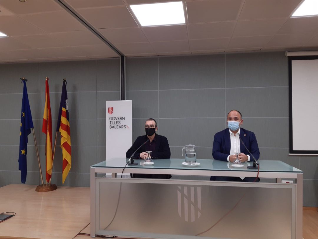 El vicepresidente del Govern, Juan Pedro Yllanes, se reúne con el consejero de de Transición Ecològica, Lucha contra el Cambio Climático y Planificación Territorial del Gobierno de Canarias, José Antonio Valbuena.
EUROPA PRESS
El vicepresidente del Govern, Juan Pedro Yllanes, se reúne con el consejero de de Transición Ecològica, Lucha contra el Cambio Climático y Planificación Territorial del Gobierno de Canarias, José Antonio Valbuena.
EUROPA PRESS