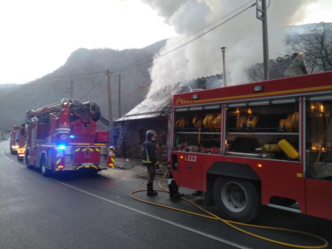 Incendio en una casa unifamiliar en Cuevas del Sil Incendio en una casa unifamiliar en Cuevas del Sil