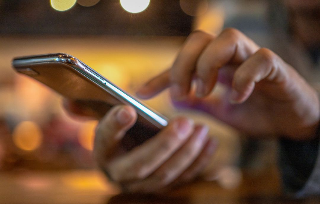 Una persona utilizando su teléfono móvil. Una persona utilizando su teléfono móvil.