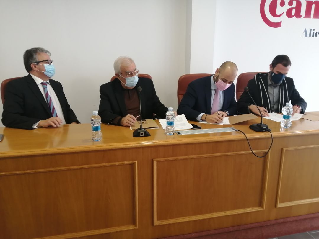 Firma del convenio. Firma del convenio.