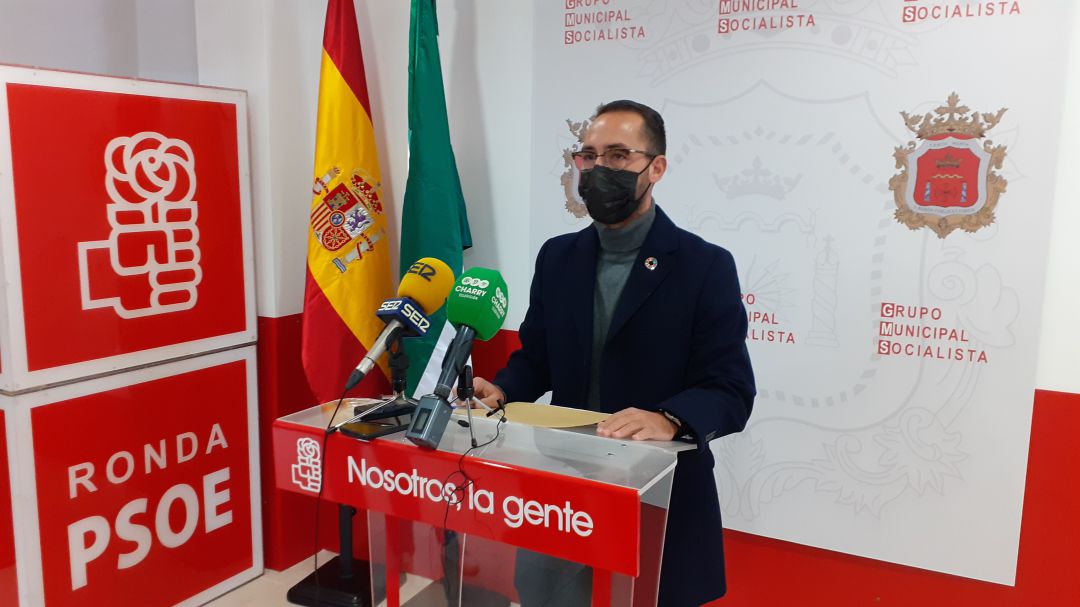 El concejal socialista José Carlos Tirado, durante su intervención ante la prensa El concejal socialista José Carlos Tirado, durante su intervención ante la prensa