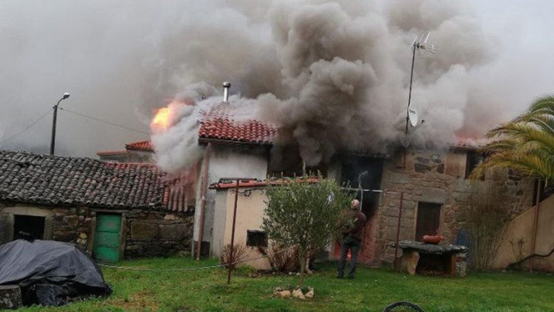 Imagen de la vivienda en llamas Imagen de la vivienda en llamas