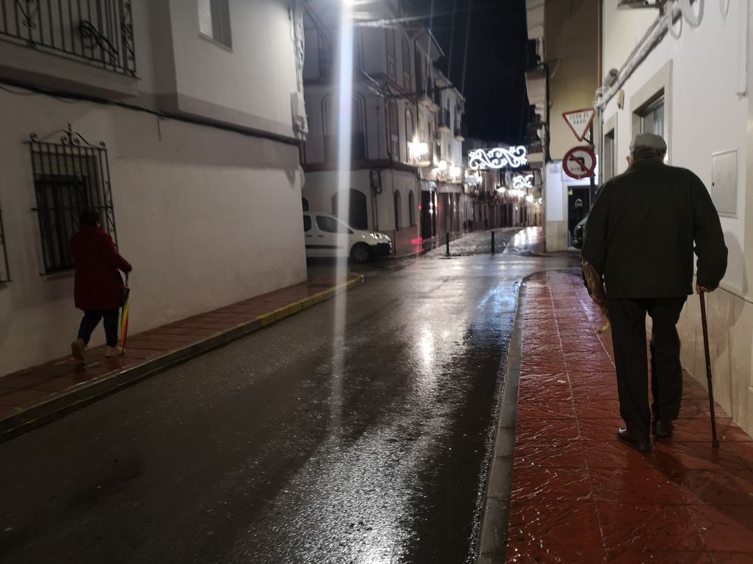 Dos ciudadanos pasean por una calle vacía del centro de la ciudad Dos ciudadanos pasean por una calle vacía del centro de la ciudad