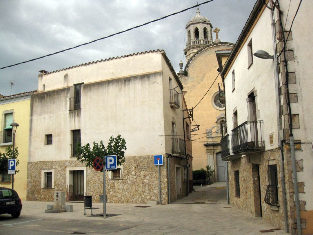 Plaça Vella, al fons Sant Esteve, Vilobí d'Onyar Plaça Vella, al fons Sant Esteve, Vilobí d'Onyar