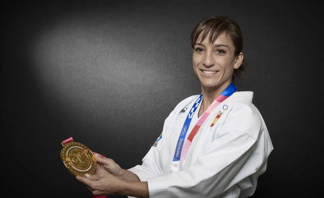 Sandra Sánchez posa con una de sus medallas de oro Sandra Sánchez posa con una de sus medallas de oro