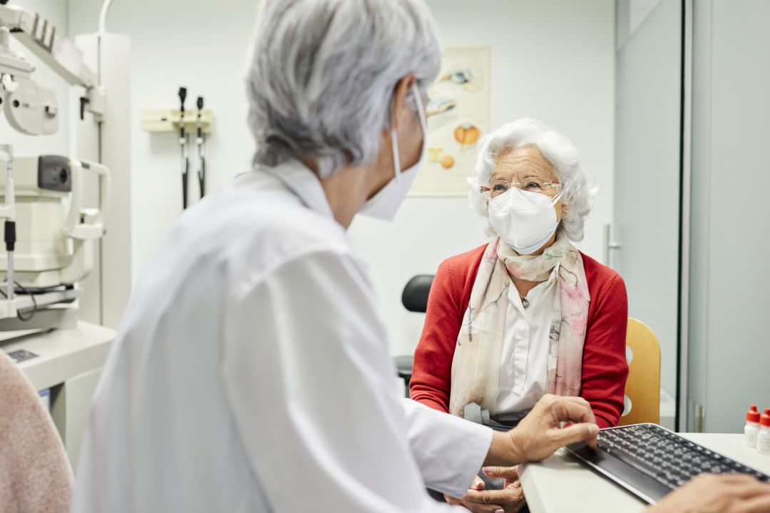 Con los contagios disparados y los centros sanitarios desbordados, ahora hubiera venido muy bien la ayuda de los 8.000 sanitarios despedidos por la Junta de Andalucía Con los contagios disparados y los centros sanitarios desbordados, ahora hubiera venido muy bien la ayuda de los 8.000 sanitarios despedidos por la Junta de Andalucía