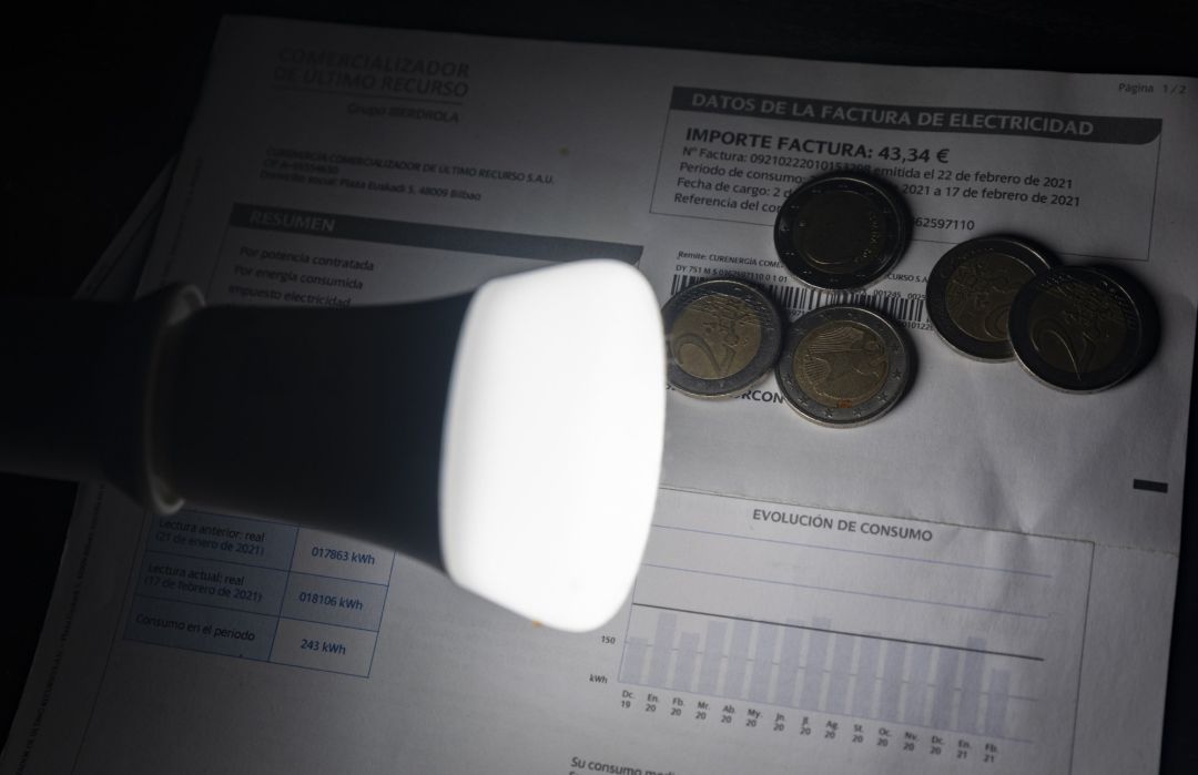 Una lámpara refleja el importe de una factura de la luz Una lámpara refleja el importe de una factura de la luz