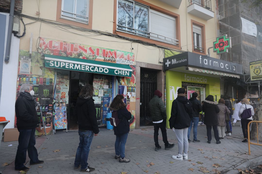 Larga cola en una farmacia de Madrid Larga cola en una farmacia de Madrid