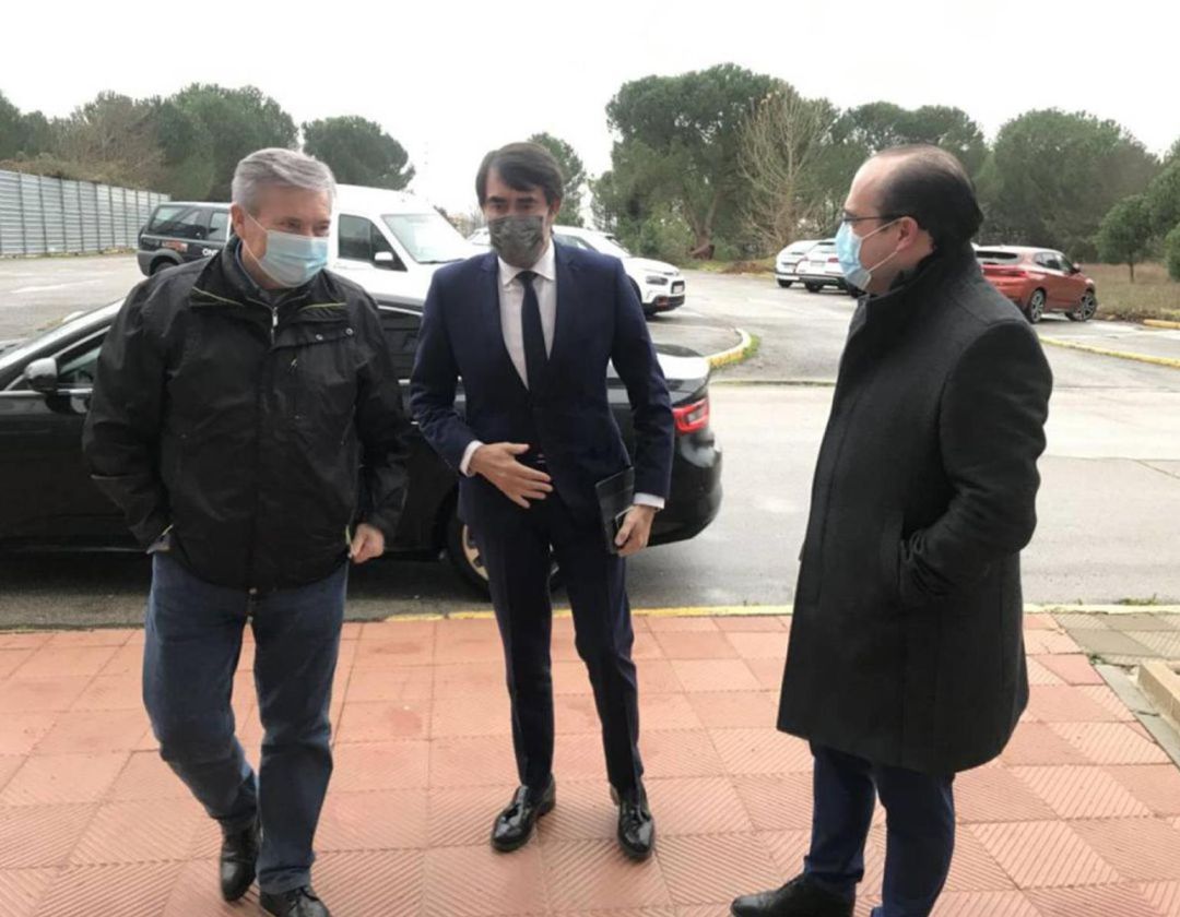 El alcalde de Carracedelo, Raúl Vlcarce, durante una visita al Bierzo del consejero de Fomento, Juan Cralos Suárez QUiñones El alcalde de Carracedelo, Raúl Vlcarce, durante una visita al Bierzo del consejero de Fomento, Juan Cralos Suárez QUiñones