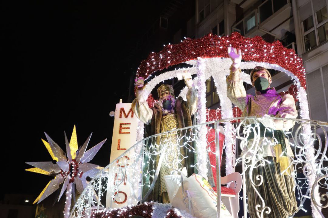 Melchor, con mascarilla, saluda desde su carroza Melchor, con mascarilla, saluda desde su carroza