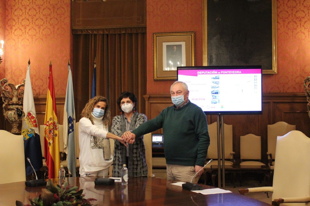 "La presidenta y el vicepresidente de la Diputación, Carmela Silva y César Mosquera, respectivamente, flanqueando a la alcaldesa de Tomiño, Sandra González". "La presidenta y el vicepresidente de la Diputación, Carmela Silva y César Mosquera, respectivamente, flanqueando a la alcaldesa de Tomiño, Sandra González".