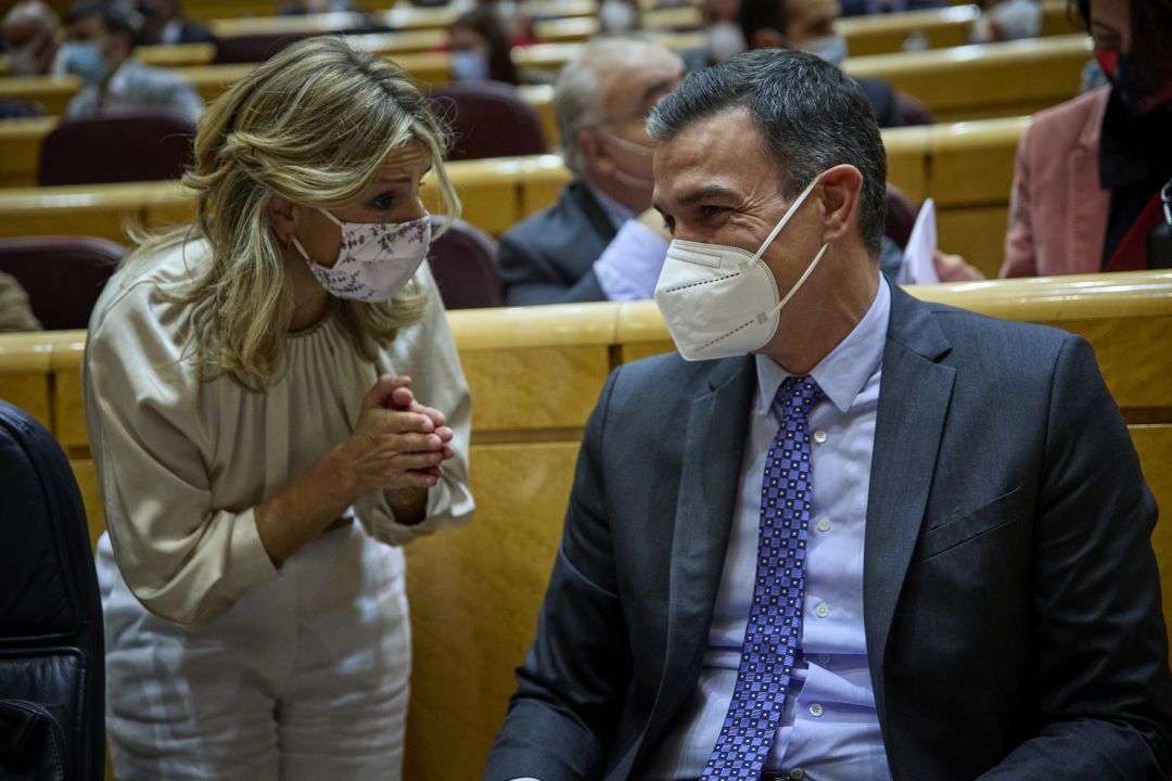 Yolanda Díaz y Pedro Sánchez durante una sesión de control en el Senado. Yolanda Díaz y Pedro Sánchez durante una sesión de control en el Senado.