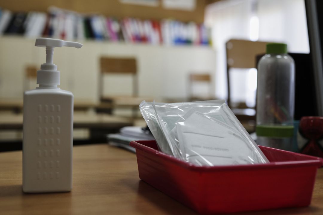 Archivo - Mascarillas y gel desinfectante en la mesa de profesor de un aula, foto de archivo Archivo - Mascarillas y gel desinfectante en la mesa de profesor de un aula, foto de archivo