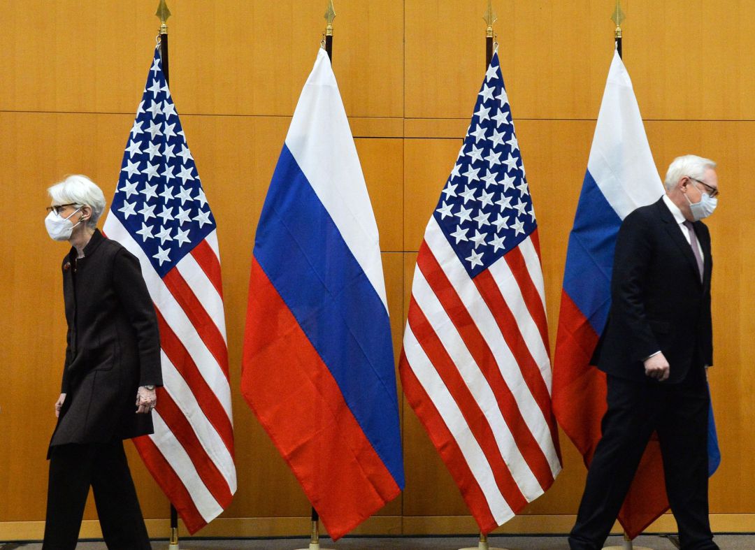 Diplomático de EEUU y Rusia tras la reunión bilateral. Diplomático de EEUU y Rusia tras la reunión bilateral.
