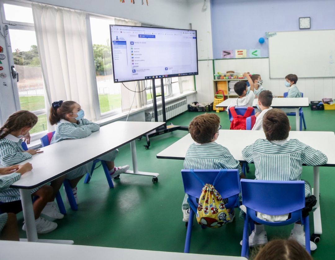 Varios niños escuchan las explicaciones de su profesora en una clase del colegio Virgen de Europa en Boadilla del Monte, Madrid (España). Varios niños escuchan las explicaciones de su profesora en una clase del colegio Virgen de Europa en Boadilla del Monte, Madrid (España).