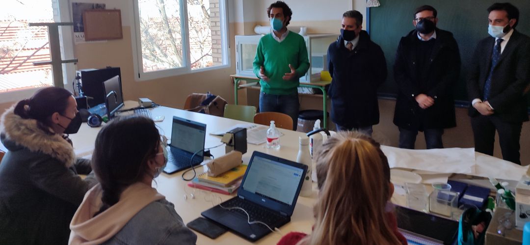 Visita de los delegados al IES 'Los Cerros' de Úbeda en el marco del programa INNICIA de cultura emprendedora. Visita de los delegados al IES 'Los Cerros' de Úbeda en el marco del programa INNICIA de cultura emprendedora.