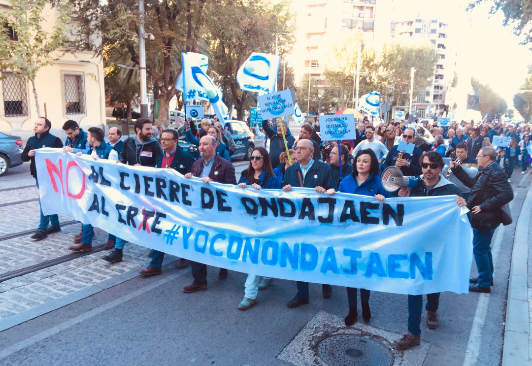 Los trabajadores y trabajadoras de Onda Jaén se llegaron a manifestar por las calles de Jaén para exigir que no se cerrara la Radio Televisión Municipal tras el incendio Los trabajadores y trabajadoras de Onda Jaén se llegaron a manifestar por las calles de Jaén para exigir que no se cerrara la Radio Televisión Municipal tras el incendio
