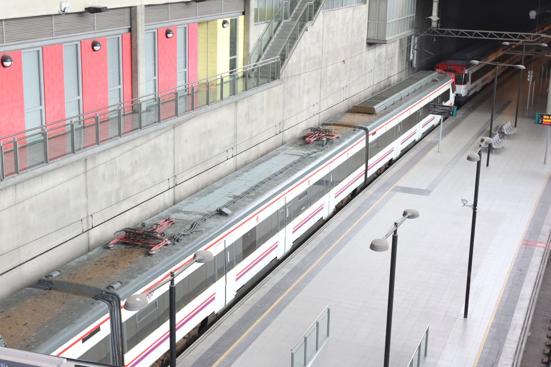 Tren de Cercanías en la estación de Castelló de la Plana Tren de Cercanías en la estación de Castelló de la Plana