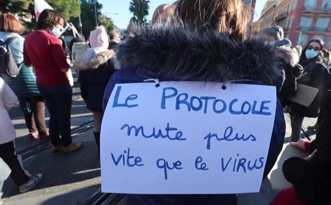 Uno de los carteles mostrados por los profesores durante la huelga de este jueves Uno de los carteles mostrados por los profesores durante la huelga de este jueves